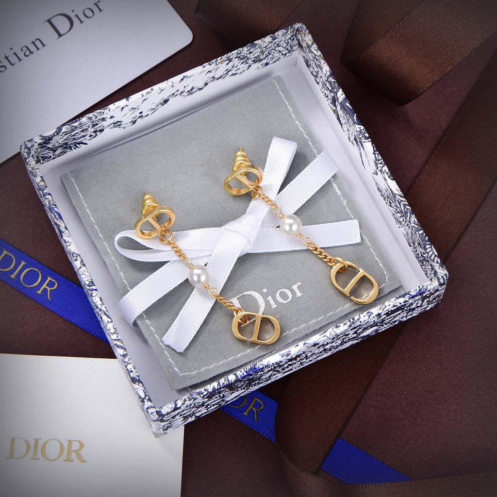 18K CD 30 Montaigne Earrings