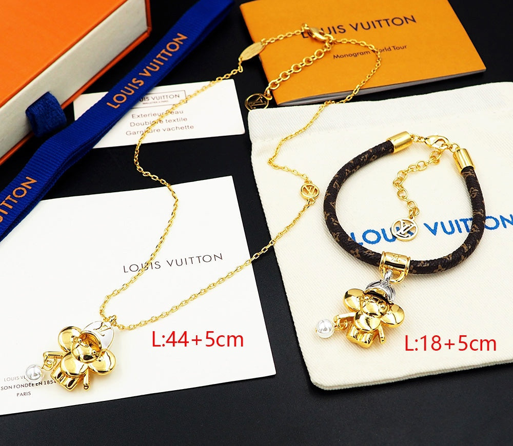 18K Louis Vivienne Pearls Bracelet